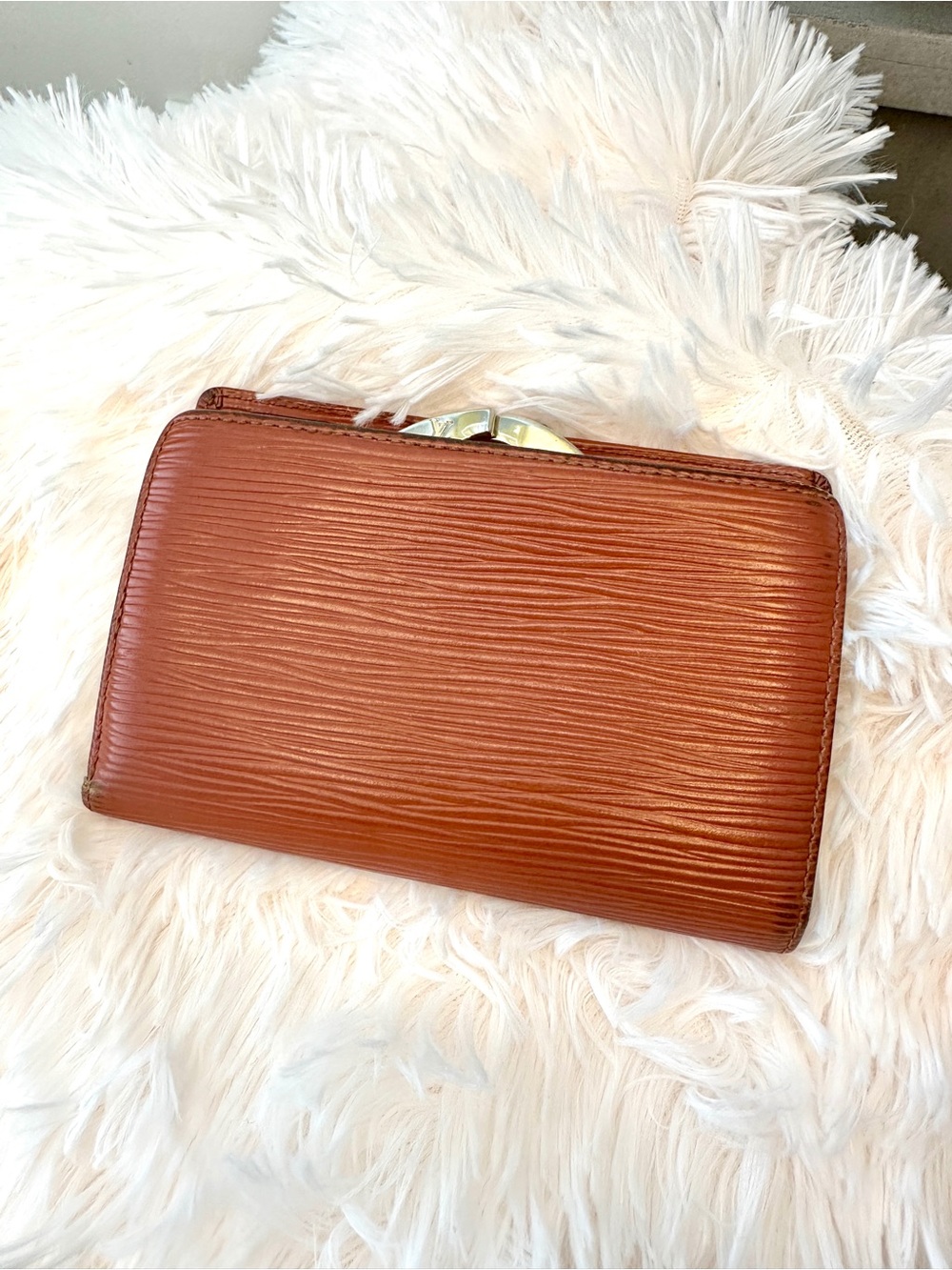 Louis Vuitton Epi Leather Wallet Brown Kiss Lock Bifold LV Vintage Authentic